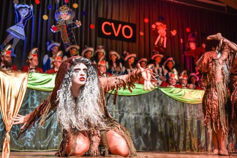 Große Narrenschau CVO: Die Roten Funken setzen mit Showtanz einen Glanzpunkt in der Schelder Gemeinschaftshalle.