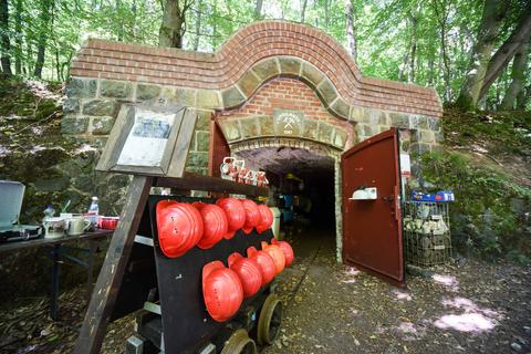 In Oberscheld wie die Kumpel in den Berg einfahren