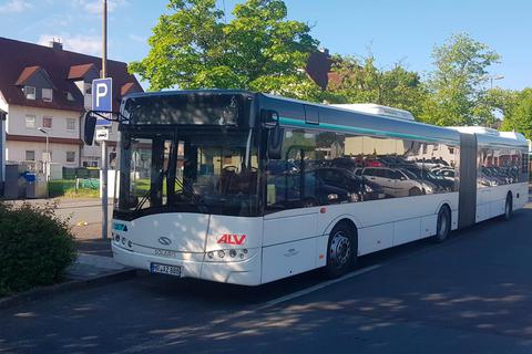 Am Paradeplatz endet die angenommene Pendlerfahrt mit Bus und Bahn von Driedorf. In den Fensterscheiben des Busses spiegeln sich viele parkende Autos von Pendlern. Foto: Christoph Weber 