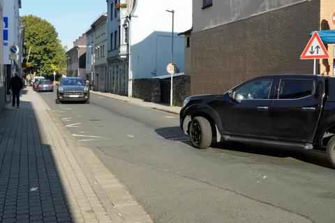 Begegnung der gefährlichen Art: Die Rathausstraße in Dillenburgs Innenstadt ist derzeit keine Einbahnstraße. Das überrascht viele Autofahrer, die von der Wickbrücke kommen, denn dort wird auf die geänderte Verkehrsführung nicht hingewiesen. Foto: Katrin Weber 