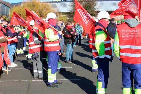 Kampfbereit: Die IG Metall protestiert gegen den geplanten Stellenabbau beim finnischen Stahlkonzern Outokumpu in Dillenburg.  Foto: Frank Rademacher 