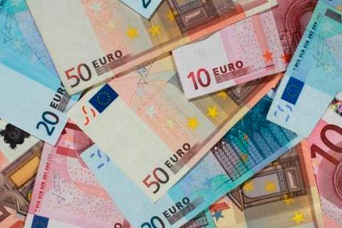 Es geht ums Geld: Die Dillenburger Stadtverordneten beraten den Haushalt 2022. Symbolfoto: dpa 