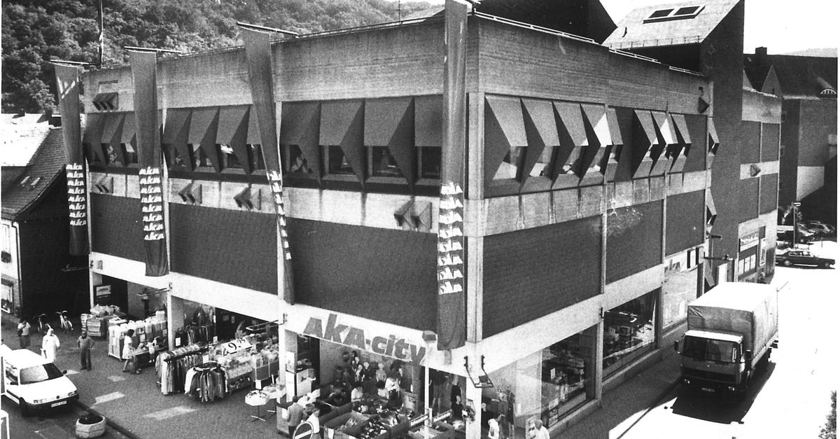 Zeitreise-Kaufhaus-Aka-lockt-in-Dillenburgs-Zentrum