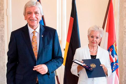 Ehrung in Schloss Biebrich in Wiesbaden: Ministerpräsident Volker Bouffier verleiht Karin Pflug aus Dillenburg das Bundesverdienstkreuz am Bande. Foto: Hessische Staatskanzlei 
