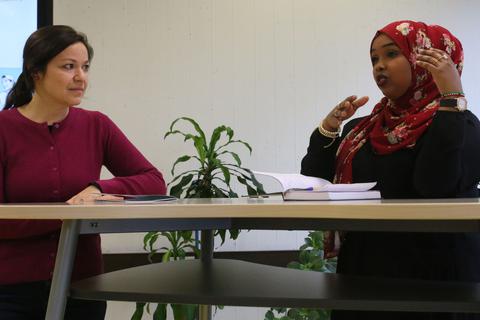 Einblicke (v.l.): Im Interview mit Leyla Wenzel-Schlabach vom Jugendmigrationsdienst berichtet Hodo Mahmed aus Somalia über ihre Erfahrungen als Geflüchtete in Deutschland.