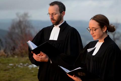 Stehen vor ihrer Ordination: die beiden evangelischen Pfarrer Daniel Balschmieter und Désirée Weiß.  Foto: Rüdiger Klein 