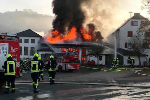Mehrere Stunden ist die Feuerwehr mit dem Großbrand in Oberscheld beschäftigt. Unter anderem muss sie auch umliegende Wohnhäuser vor den Flammen schützen.  Foto: Katja Birkenstock 