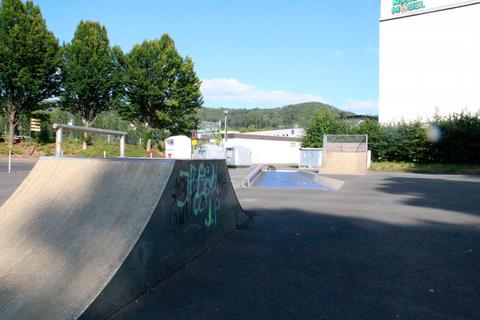 Aus dem wenig ansehnlichen Skate-Platz am Stadion soll ein attraktiver Freizeitsport-Treffpunkt für Kinder und Jugendliche werden.  Foto: Frank Rademacher 