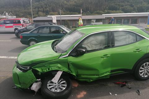 Bei einem Frontalzusammenstoß auf der B253 in Dillenburg-Frohnhausen sind beide Fahrer verletzt ins Krankenhaus gekommen.