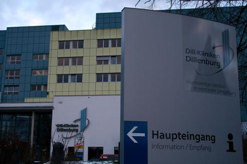 Die Dill-Kliniken in Dillenburg: Mitte nächsten Jahres soll die Aufstockung des Westflügels fertig sein.  Foto: Jörgen Linker 