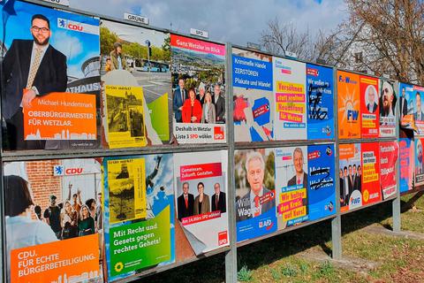Wahlplakate für die Kommunalwahlen am 14. März 2021 in der Franziskanerstraße in Wetzlar. Die Dillenburger Parteien können sich nicht auf eine gemeinsame Vorgehensweise einigen. Archivfoto: Pascal Reeber 