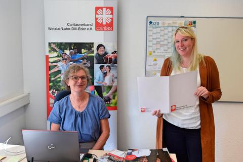 Isabel-Theres Spanke (links) übergibt ihre Arbeit in der Flüchtlingshilfe und Migrationsberatung für Erwachsene an ihre Nachfolgerin Linda Heising.  Foto: Caritas 