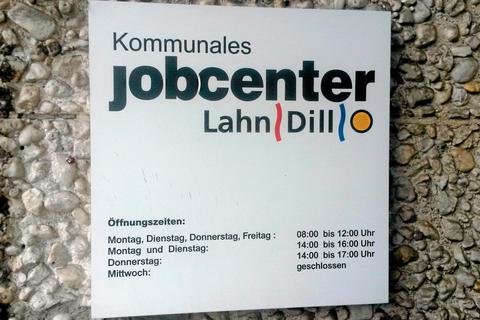 Das Jobcenter des Lahn-Dill-Kreises zahlt Hartz IV aus. Empfänger, die die Behörde betrogen hatten, landeten nun vor dem Dillenburger Amtsgericht.   Archivfoto: Jörgen Linker 
