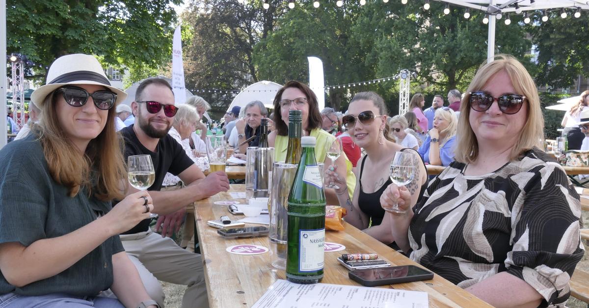 Im-Dillenburger-Hofgarten-flie-en-edle-Tropfen