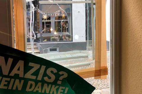 Unbekannte haben einen Stein durch eine Doppelglasscheibe der Grünen-Geschäftsstelle in Wetzlar geworfen. Dort hatte die Partei ein Plakat mit der Aufschrift "Nazis? Nein Danke!" aufgehängt.  Archivfoto: Steffen Gross 