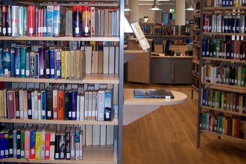 2G plus: Zutritt zur Dillenburger Stadtbücherei am Untertor erhält nur, wer diese Regel einhält und außerdem einen Besuchstermin vereinbart hat.  Foto: Stadt Dillenburg 