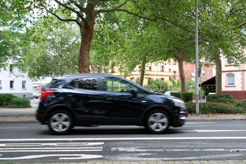 Dagegen könnte bald eine mobile Radarfalle helfen: Die Konrad-Adenauer-Allee gehört zu den Straßen in Dillenburg, auf denen Autofahrer regelmäßig zu schnell unterwegs sind. © Frank Rademacher