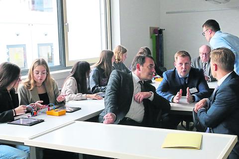 Schulbesuch: Hessens Kultusminister Alexander Lorz (CDU, Mitte) lässt sich von Martin Hinterlang, dem Leiter der Wilhelm-von-Oranien-Schule in Dillenburg, den Unterricht in einer iPad-Klasse erklären.