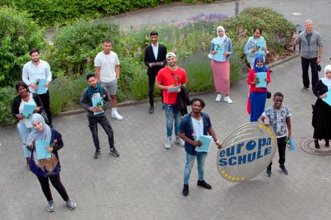 Geschafft: Diese Schüler haben in Dillenburg die deutsche Sprache gelernt und darüber hinaus auch den Hauptschulabschluss geschafft.  Foto: Gewerbliche Schulen Dillenburg 
