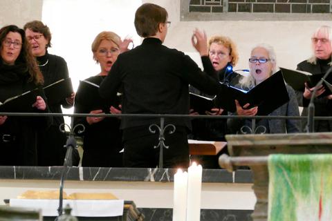 Präsentiert sich mit vokalen Höhenflügen: Dillenburgs Kammerchor unter dem Dirigat von Petra Denker. Foto: Helmut Blecher 