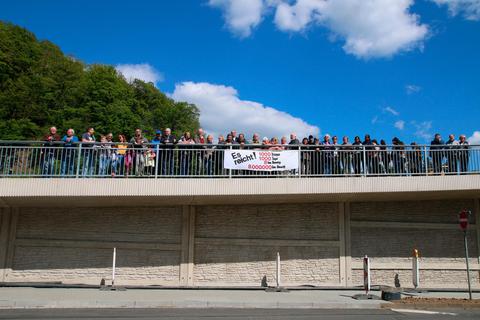 Am Dienstag auf der Dillenburger Hohlbrücke: Anwohner protestieren gegen die Verzögerungen an der inzwischen seit Jahren bestehenden Baustelle. Archivfoto: Frank Rademacher 