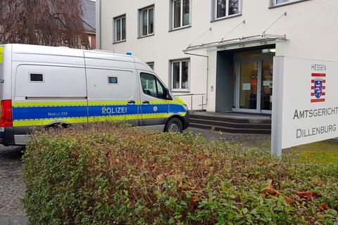 Mit einem Polizeifahrzeug war der Angeklagte aus der Justizvollzugsanstalt Limburg zum Prozess nach Dillenburg gebracht worden