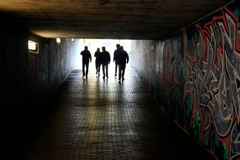 Schattenrisse im Schummerlicht: Wer kommt da auf mich zu? Unterführungen wie hier im Bild jene am Jahnknoten neben der Wilhelm-von-Oranien-Schule in Dillenburg gehören zu den Orten, die ängstliche Menschen als unsicher empfinden. Foto: Frank Rademacher 