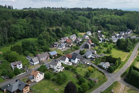 In der Gemeinde Driedorf schmiegt sich das Dorf Heiligenborn an einen bewaldeten Berghang.