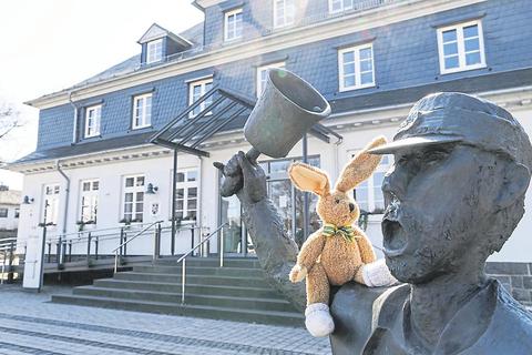 Bild 1: Ein Ausflug in den Westerwald - und schon hat "Hasi" jemanden zum "Quatschen"gefunden, auch wenn der Schellenmann vor dem Rathaus in Driedorf recht stumm ist. Fotos: Katrin Weber 
