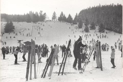 Viel Betrieb: Ein Blick in die Anfangsjahre des Skilifts am Höllkopf in der Gemeinde Driedorf.