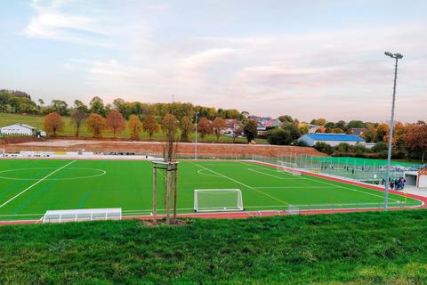 Schmucker Anblick: das frisch sanierte Höllkopfstadion am Ortsrand von Driedorf. Foto: Christian Hoge 