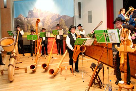 Die Alphornsolisten mit ihren zum Teil abenteuerlich gewundenen Instrumenten überraschten mit erstaunlich flotten Klängen. Foto: Heike Pöllmitz 