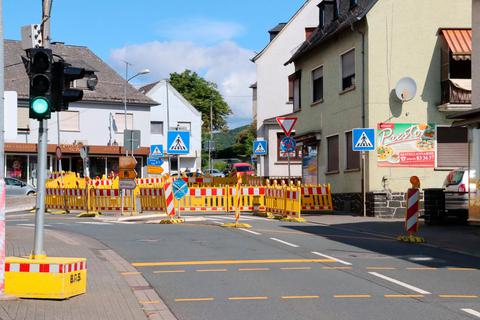 Ampelschaltung statt Kreisverkehr: Die Arbeiten am Borngraben in Ehringshausen dauern voraussichtlich noch bis Ende des Monats.  Foto: Felix Leyendecker 