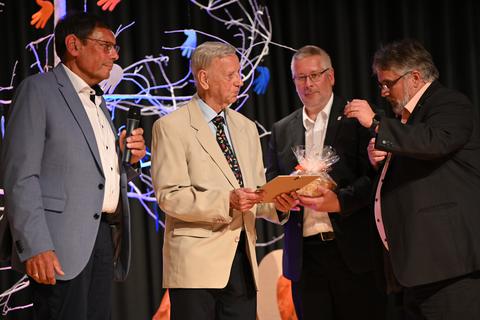 v.l. Hans-Jürgen Kunz, Willi Gombert, Hartmut Hubert und Robert Berg:
Willi Gombert (2.v.l.) erhält die Ehrennadel für 50-jährige Mitgliedschaft durch Robert Berg, Vorsitzender des Landesverbandes der Freien Wähler in Hessen (r.). Foto: Timo Gröf