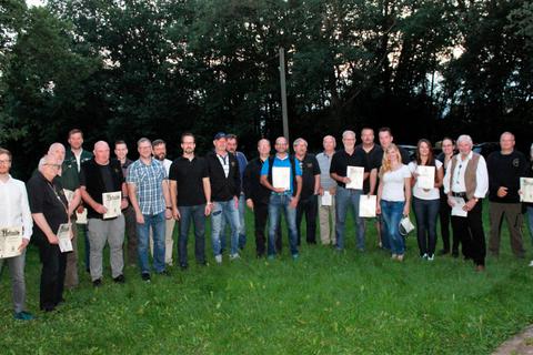 Vorstandsmitglieder und Geehrte des Schützenvereins "Tell".  Foto: Heike Pöllmitz 