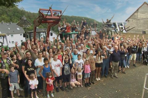 Ein Dorf steht Kopf: Der Ehringshäuser Ortsteil Dreisbach ist aus dem Lostopf des Hessischen Rundfunks als „Dolles Dorf“ gezogen worden.