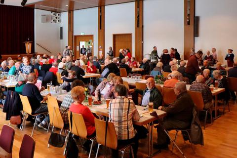 Die gut gefüllte Volkshalle: Viele Senioren nutzen die Gelegenheit zum Gespräch und zum gemeinsamen Mittagessen. Foto: Felix Leyendecker 