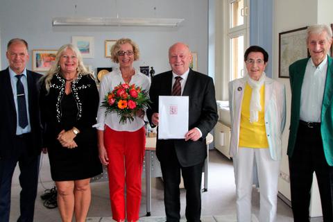 Landesehrenbrief für Jutta Müller (Dritte v.l.). Es gratulieren Jürgen Mock (v.l.), Claudia Rieger, Wolfgang Schuster, Eleonore und Horst Leiß. Foto: Heike Pöllmitz 