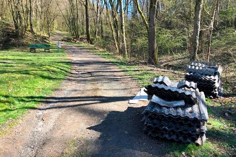 Diese Asbestplatten wurden bei Dillheim entsorgt. Wer kann Angaben zur Herkunft des Sondermülls machen?  Foto: Polizei Herborn 