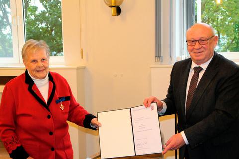Stolz trägt Marlit Hoffmann ihren Orden, den ihr Wolfgang Schuster in einer sehr herzlichen Feierstunde verleiht. Foto: Heike Pöllmitz 