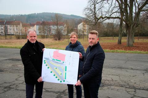 So soll's aussehen (v.l.): Bürgermeister Jürgen Mock, Planerin Stefanie Weil und ihr Kollege Reinhard Grimm.  Foto: Gert Heiland 