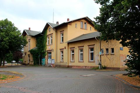 Das alte Bahnhofsgebäude in Ehringshausen: Eine Investorin möchte es kaufen und dort vorerst nur zwei Wohnungen im ersten Stock vermieten.  Foto: Patrick Stein 