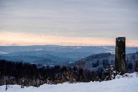 Bis zum Westerwald können Spaziergänger und Wanderer von dem Aussichtspunkt am Wanderweg "Lix 2" sehen, der sich zwischen der Schelde-Lahn-Straße im Tal und der Hirzenhainer Schutzhütte befindet. Foto: Katrin Weber 