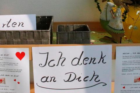 "Ich denk an Dich" heißt die Aktion des Altenpflegeheims Kronberg in Ewersbach. Auf einem kleinen Tisch im Eingangsbereich können Besucher Karten, Süßigkeiten oder auch einen Blumenstrauß als Gruß an die isolierten Bewohner ablegen.  Foto: Frank Rademacher 