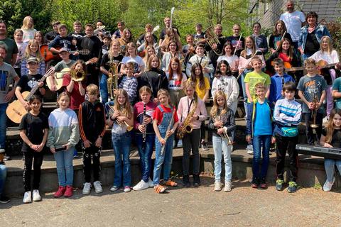 Die Musikklassen der Jahrgänge 5 und 6 der Holderbergschule während der Probentage in der CVJM-Jugendbildungsstätte in Wilnsdorf-Wilgersdorf. Foto: Holderbergschule Eschenburg 
