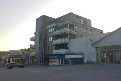 In dem ehemaligen Einkaufskomplex am Ortsrand von Wissenbach sind einige Flüchtlinge untergebracht. Der Besitzer hat aber konkrete Pläne für die zukünftige Nutzung des Areals, sodass dort Unterkünfte keine längere Zukunft haben.
