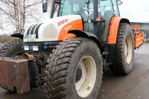 Gehört zu den beiden Traktoren, die ersetzt werden sollen: der Steyr 9100 M des Eschenburger Bauhofs. Foto: Frank Rademacher 
