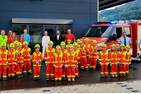 Die Mini-Löscher sind stolz auf ihre neuen Uniformen, die sich bei einer Übung ausprobieren durften.  Foto: FFW Eiershausen/ Ingo Stranzenbach 