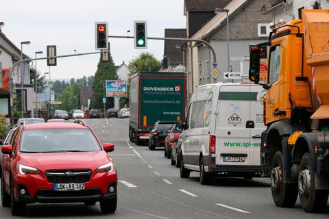 Dicht an dicht: Vor allem der Schwerverkehr ist für die Anwohner der Bundesstraße in Wissenbach eine Belastung. Das soll sich mit einer Ortsumgehung ändern. Foto: Frank Rademacher 