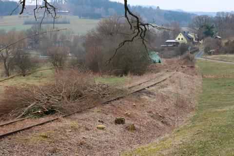 Sichtbare Streckenführung: Zwischen Steinbrücken und Ewersbach beschreibt die alte Bahntrasse einen großen Bogen. In einem Vorgutachten werden bis zum Sommer die Chancen für eine Reaktivierung der Strecke ausgelotet. Foto: Frank Rademacher 